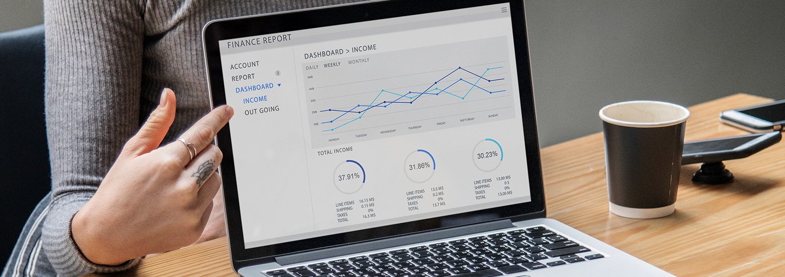Persona señalando un dashboard que muestra resultados exitosos de una campaña de marketing digital con un ROI positivo.