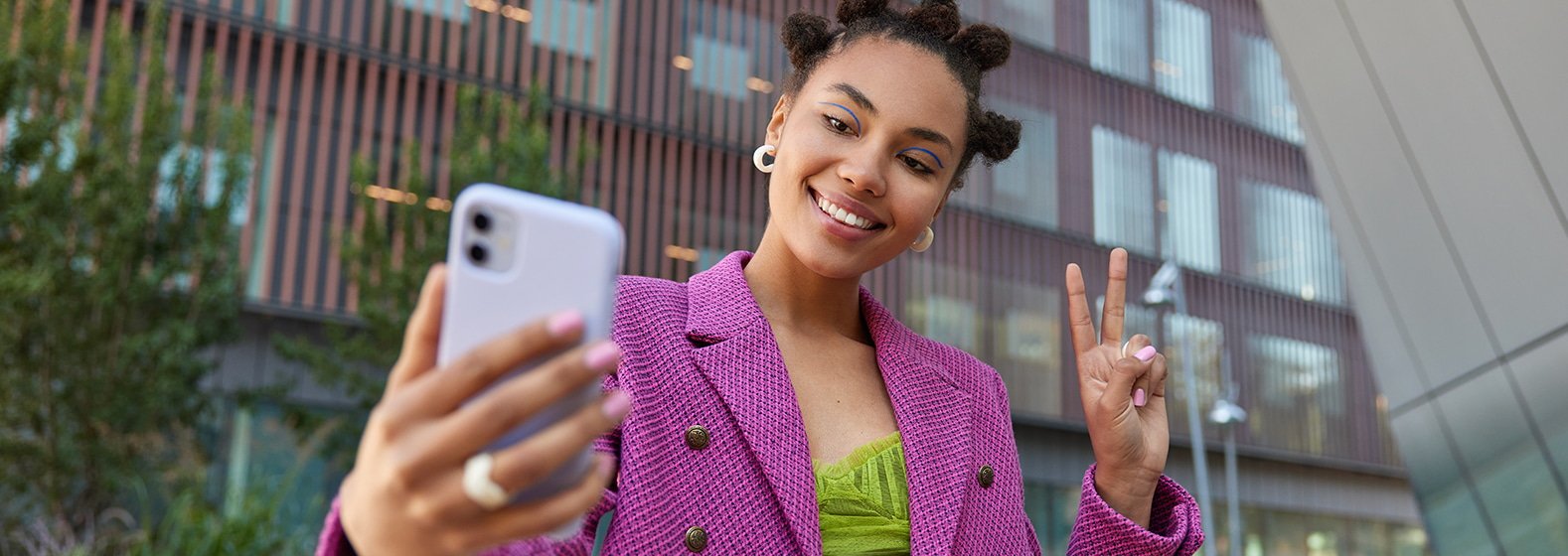 Influencer grabando contenido con su celular para redes sociales como parte de una estrategia de marketing digital.