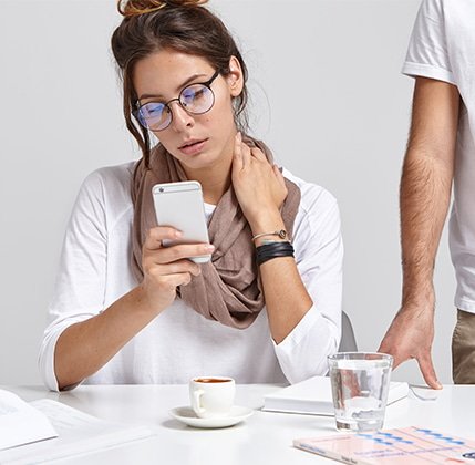 Persona mirando su celular, observando que su campaña de marketing digital no está generando resultados efectivos.